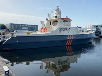 stalen motorjacht aangemeerd in jachthaven