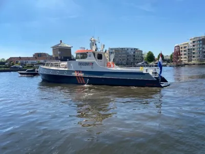 motorjacht op water bij stadshaven