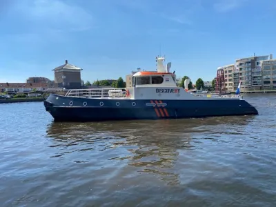 stalen motorjacht op het water bij de kade