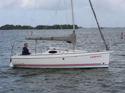 zeiljacht zijaanzicht op open water