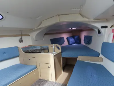 kajuitinterieur met slaapplaatsen en kombuis