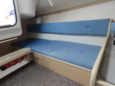 kajuit met ligbed en blauwe bekleding