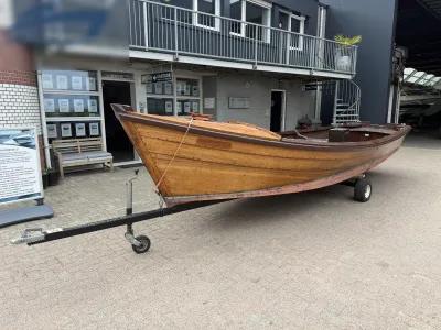 houten sloep op trailer voor bedrijfspand