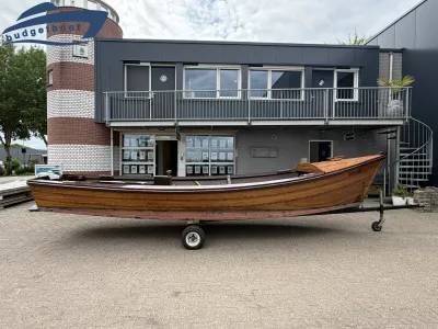 houten sloep op trailer voor bedrijfsgebouw