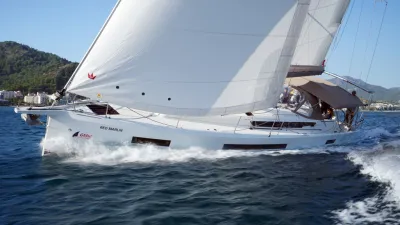zeiljacht varend op open water