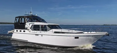 wit motorjacht op open water