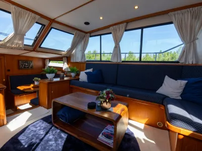 interieur salon van motorjacht met zithoek