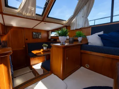 interieur salon met teak hout en zitgedeelte