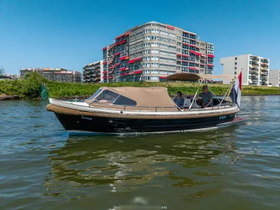 motorboot op water met appartementen op de achtergrond