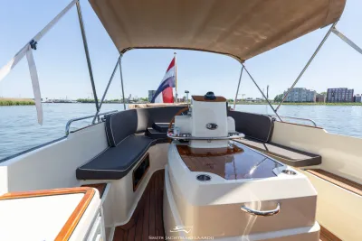 kuip en stuur van open motorboot