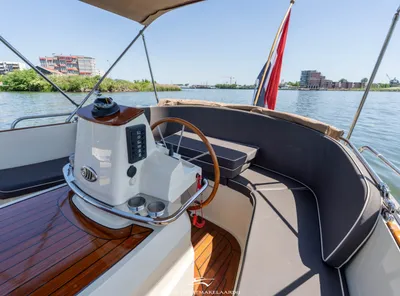 cockpit en stuurstand van motorboot