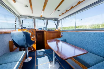 interieur stuurhut met zitbank en tafel