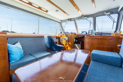 interieur stuurhut met zithoek en houten tafel