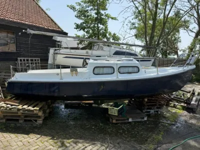 zeilboot op bokken in opslag