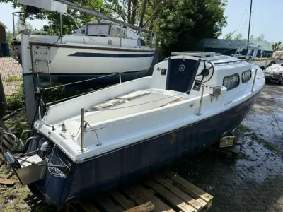 zeilboot zonder mast op de kant