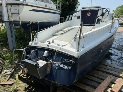 blauwe boot op blokken bij droge ligplaats
