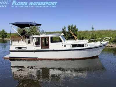 witte motorboot op rustig water