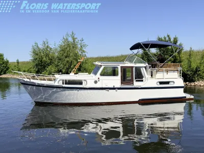 wit motorjacht op rustig water
