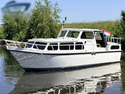 witte kruiser op rustig water