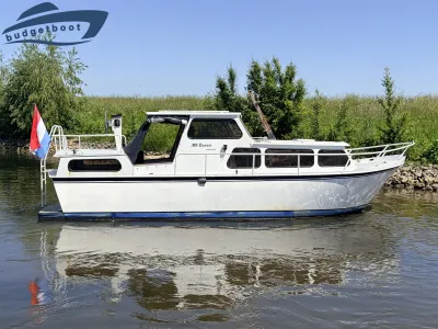 wit motorjacht in zijaanzicht op water