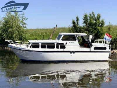 witte motorboot aan oever