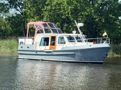 motorkruiser op rustig water