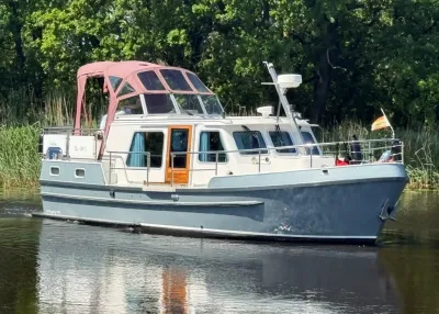motorkruiser op rustig water bij bomen