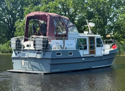 motorkruiser op vaarwater
