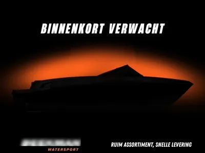 Zwarte bootsilhouet met oranje achtergrond