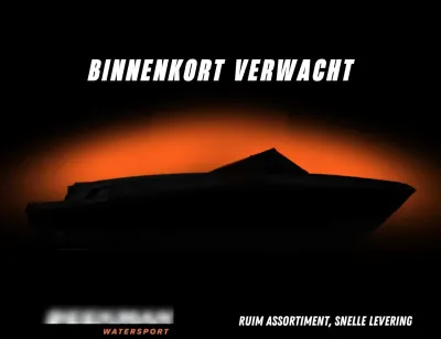 Zwarte bootsilhouet met oranje achtergrond