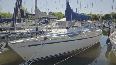 zeilboot afgemeerd in jachthaven