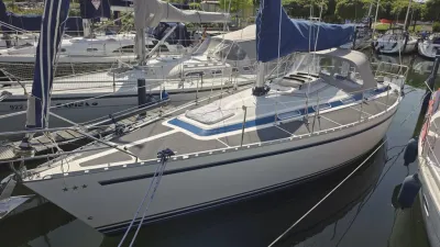 zeiljacht afgemeerd in jachthaven