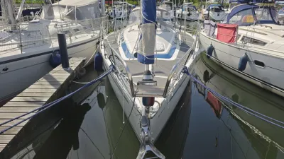 boeg van zeiljacht in jachthaven