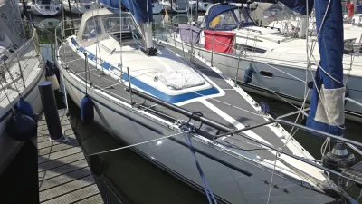 zeiljacht aangemeerd in jachthaven