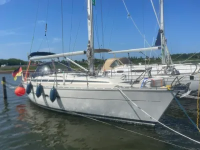 zeiljacht afgemeerd in haven