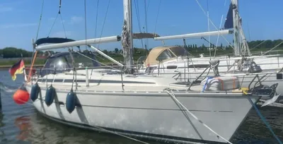 zeiljacht afgemeerd in haven