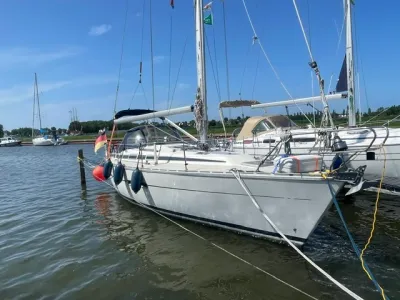 zeilboot aangemeerd in jachthaven
