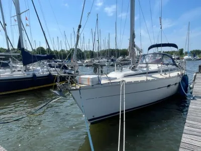 zeiljacht afgemeerd in jachthaven
