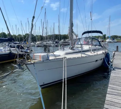zeilboot aangemeerd in jachthaven