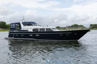motorjacht op rustig water