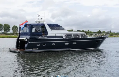 motorjacht met blauwe romp op binnenwater