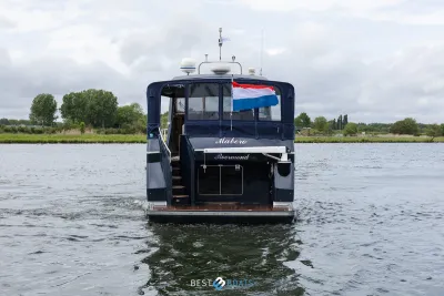 achterkant motorjacht op het water