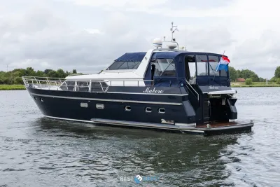donkerblauw motorjacht op rustig water