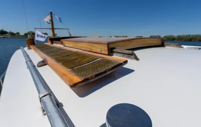 dek en houten luik van motorboot