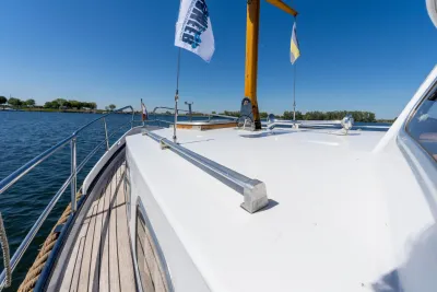 voorsteven en dek van een boot op het water
