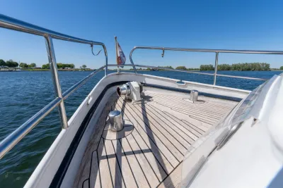 boord en voorpunt van een motorboot op het water