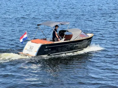 kleine tenderboot op open water