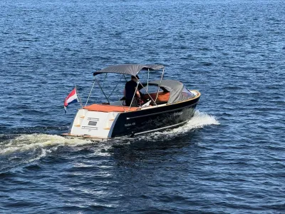 kleine tender op open water
