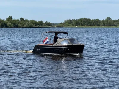 kleine zwarte tender op open water