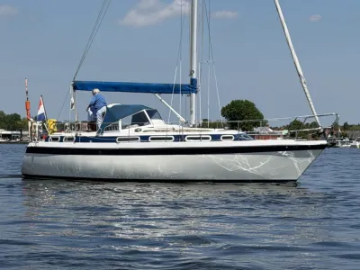 zeiljacht zijaanzicht op rustig water